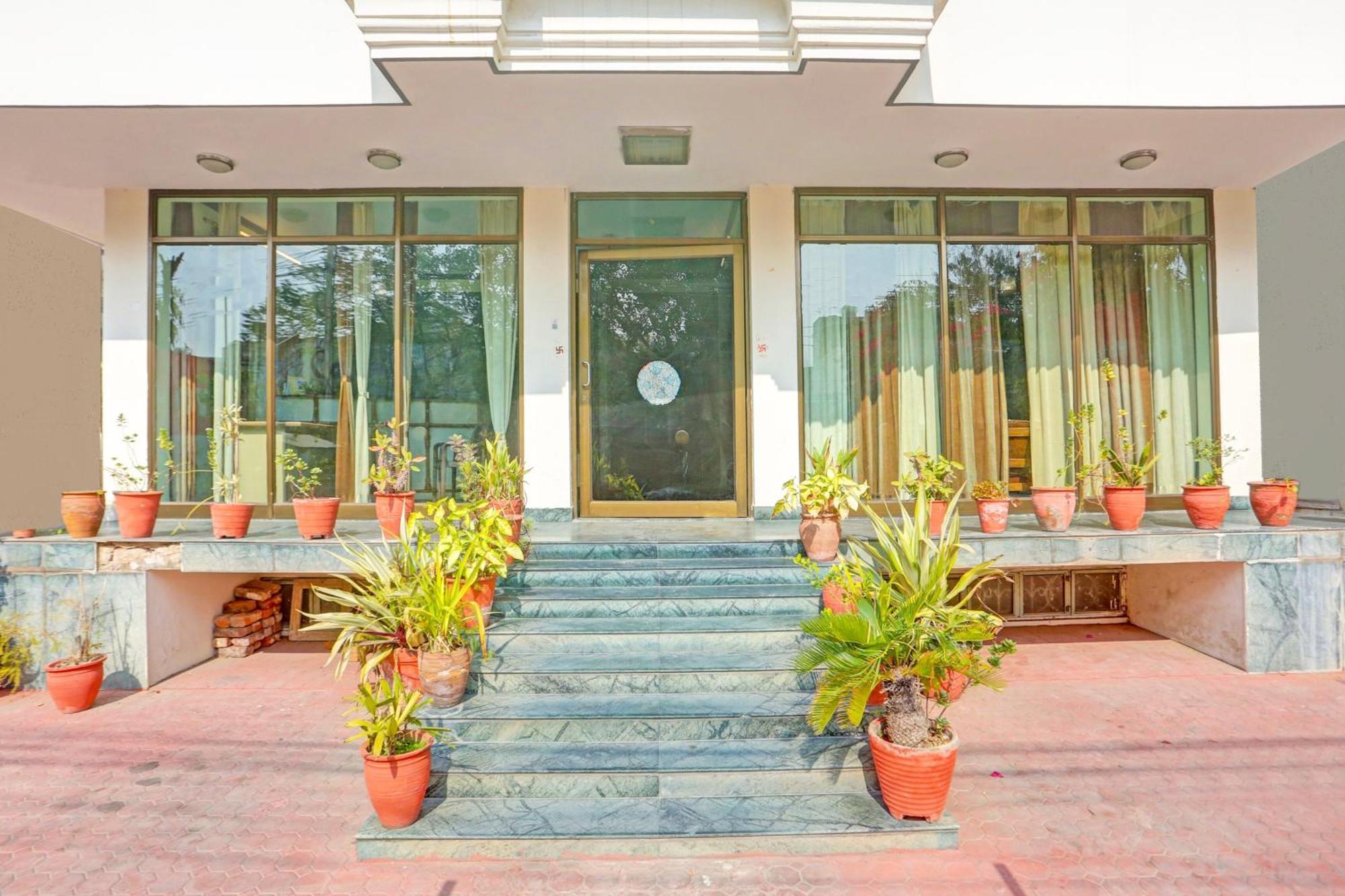 Hotel Super Collection O Bani Park Near Collectorate Circle Formerly Anuja Palace