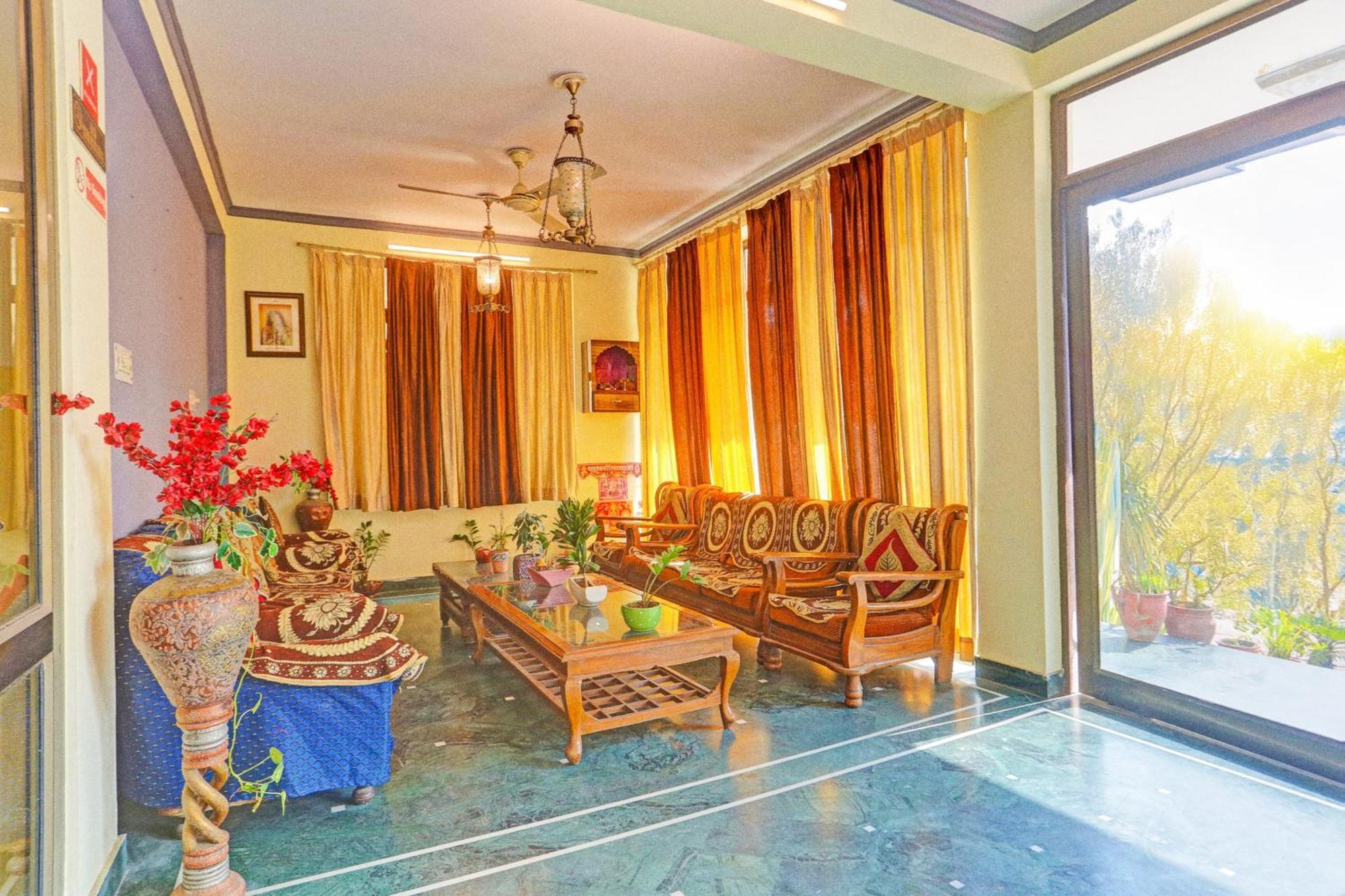Hotel Super Collection O Bani Park Near Collectorate Circle Formerly Anuja Palace