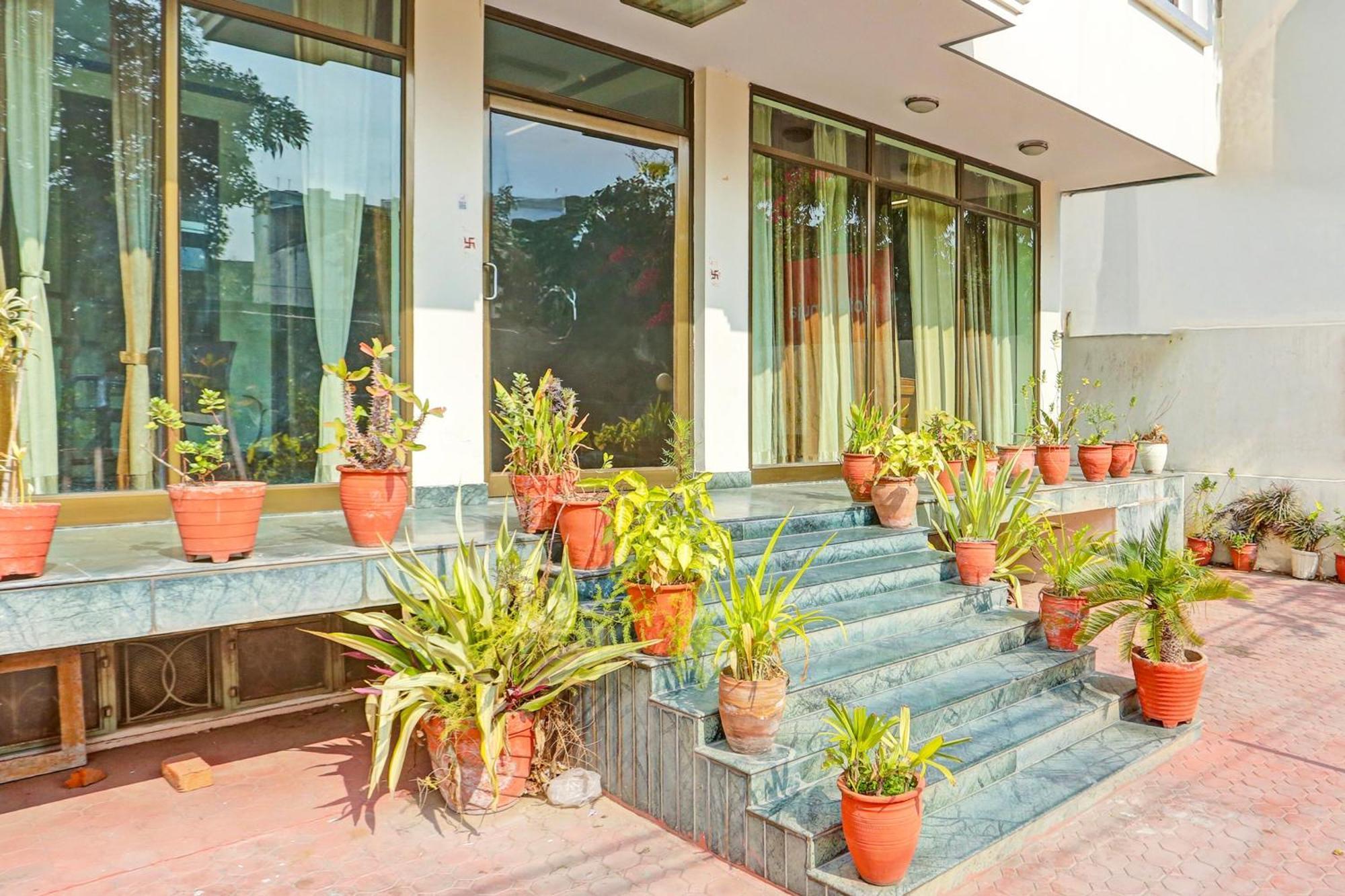 Super Collection O Bani Park Near Collectorate Circle Formerly Anuja Palace Hotel *